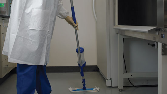 Уборка в аптеке. Генеральную уборку в аптеке проводят. Текущая уборка в лаборатории. Клининг в медицинских учреждениях. Генеральную уборку в аптеке проводят.